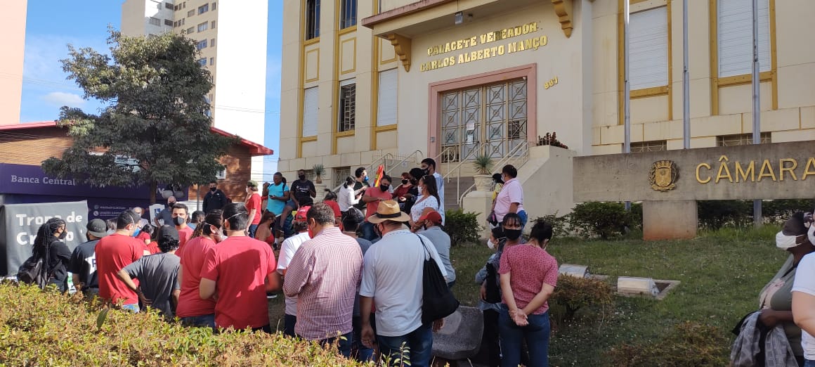 Foto 8 de 8 — Manifestantes se aglomeram na Câmara contra o pedido de impeachment de Edinho Silva